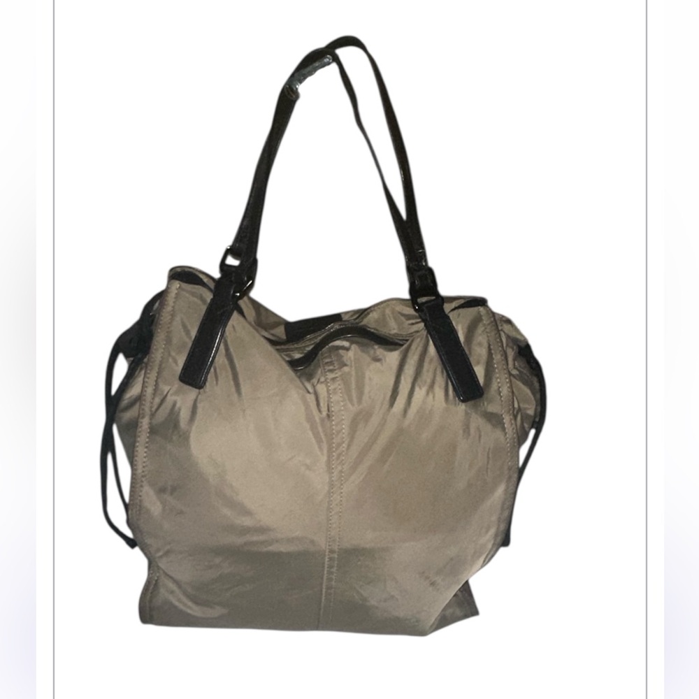 Burberry shoulder tote very spacious - Picture 2 of 10